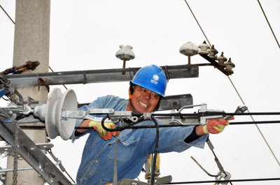 沁阳市供电公司 治理低电压 保障群众温暖度冬